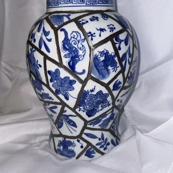 Chinese Blue and White Lidded Jar Hand Painted with Floral and Leaf - Picture 3 of 11